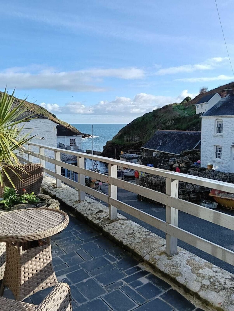 The Lugger Hotel 67/70