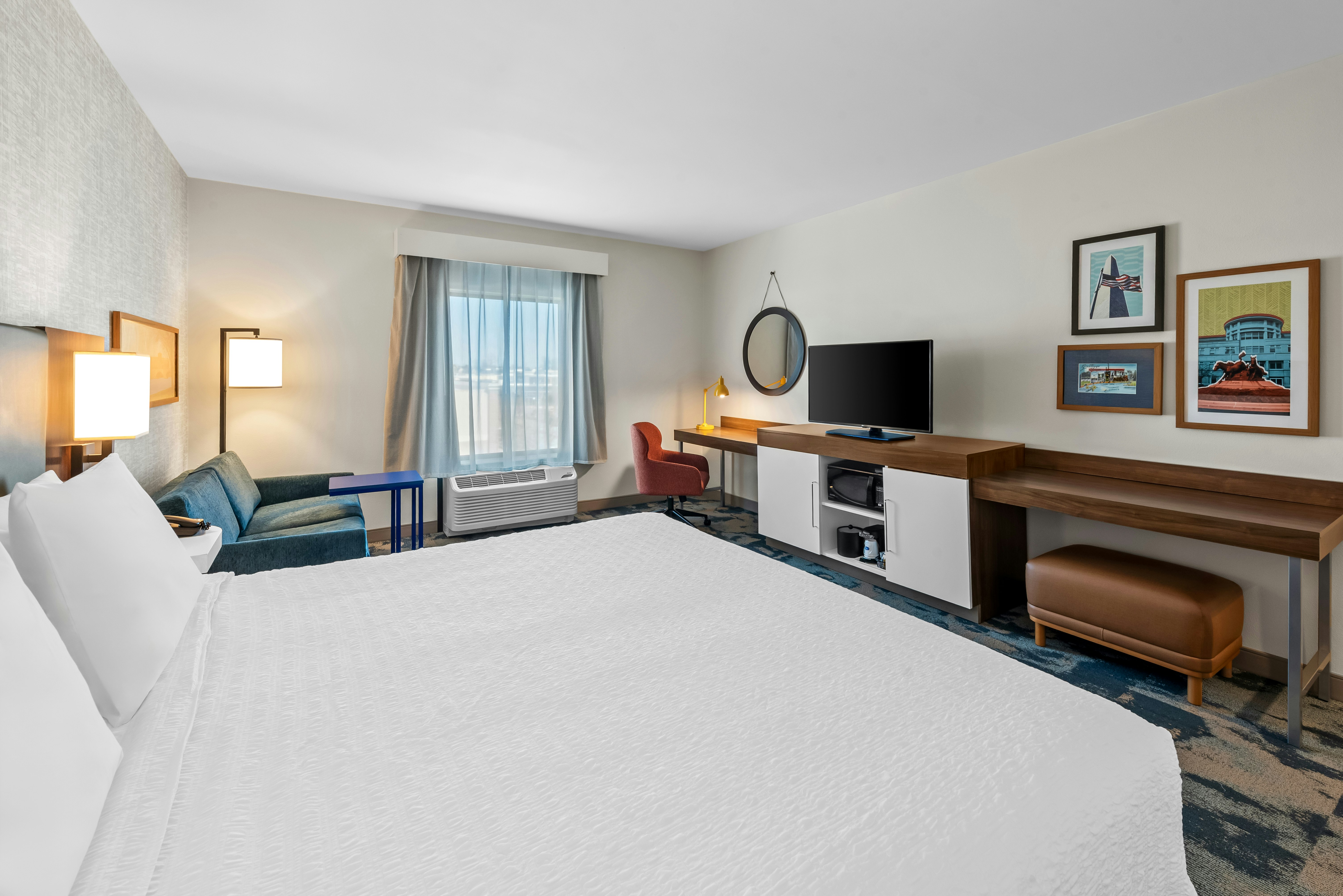 غرفة بسرير كينج مع أريكة، Hampton Inn & Suites Glenarden/Washington DC 2/6