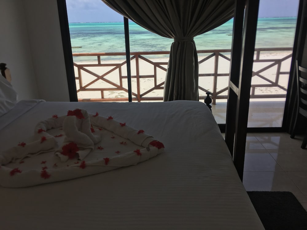 Jambiani White Sands Beach Bungalows 34/68