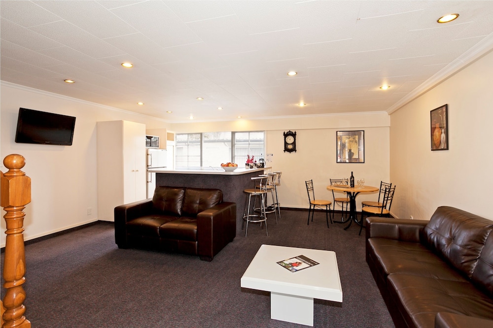 Colonial Inn Motel 28/41