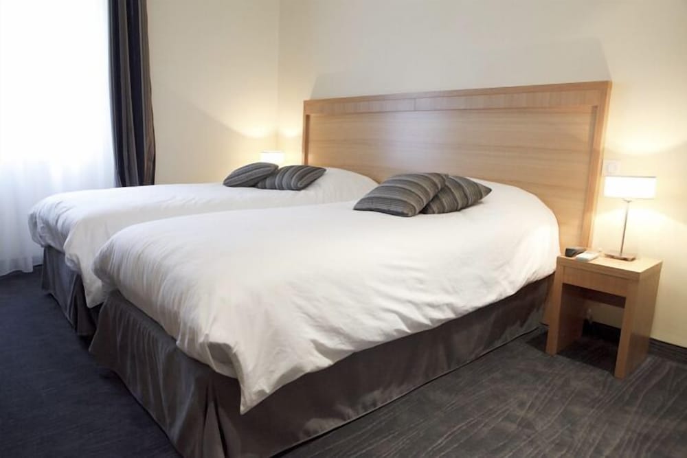 Modern Hotel 7/36