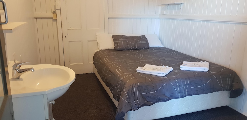 Queens Arms Hotel 37/41