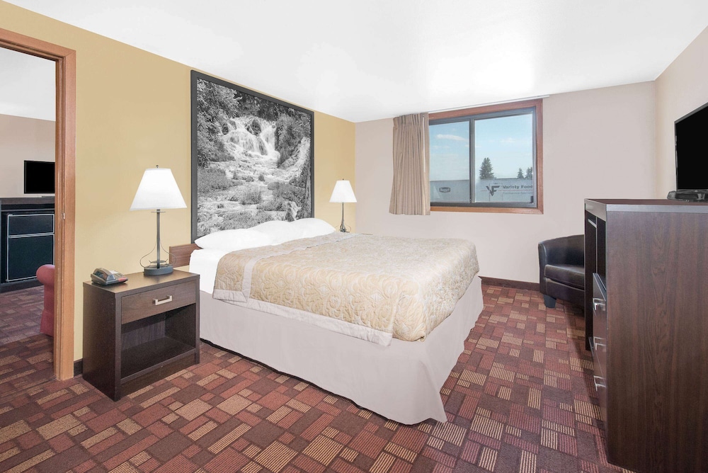 Super 8 by Wyndham Watertown 20/44