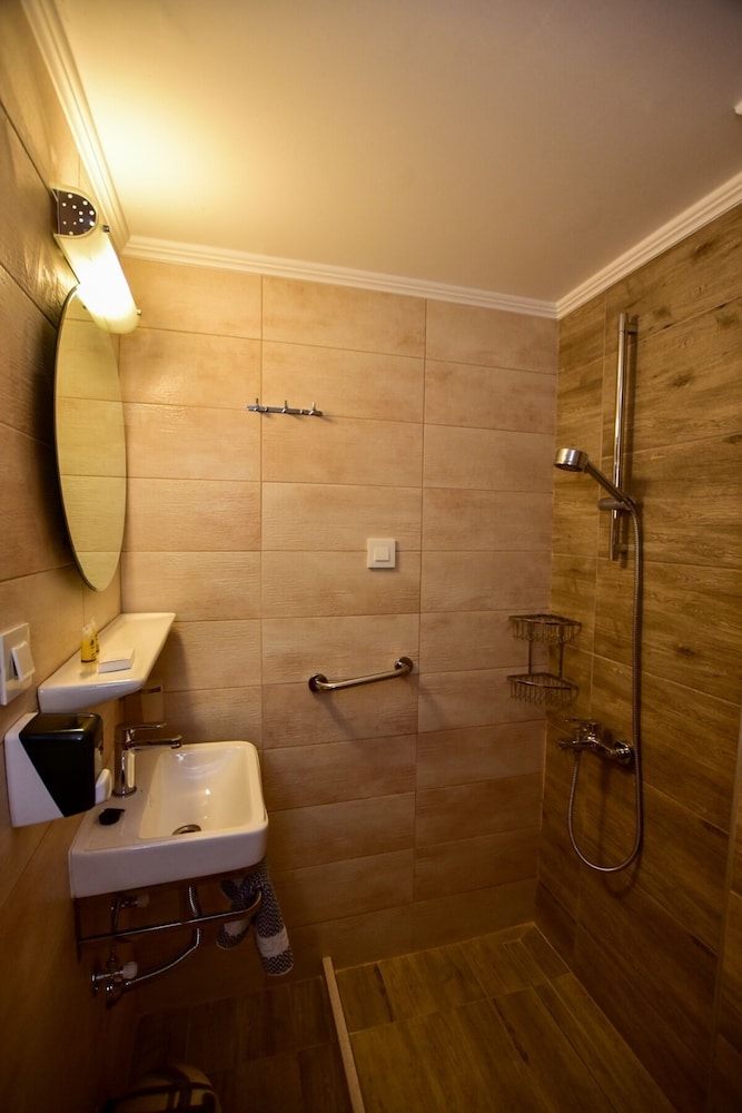 Aghas Hotel 57/60