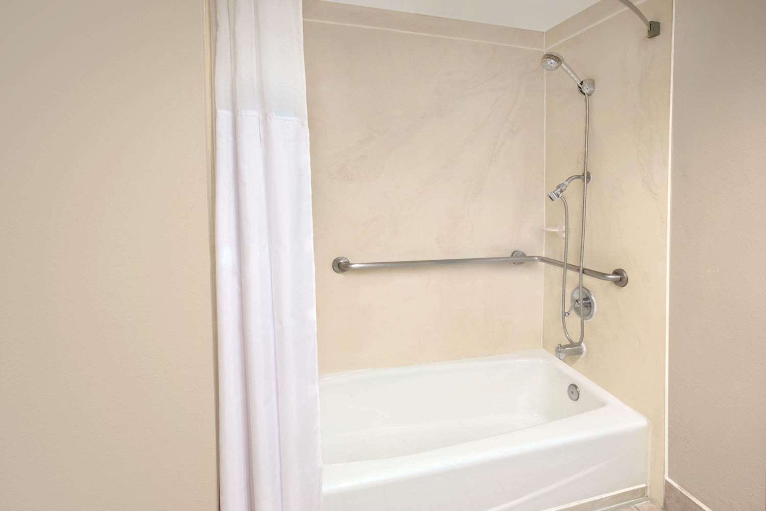 Days Inn by Wyndham Ontario Airport 23/23