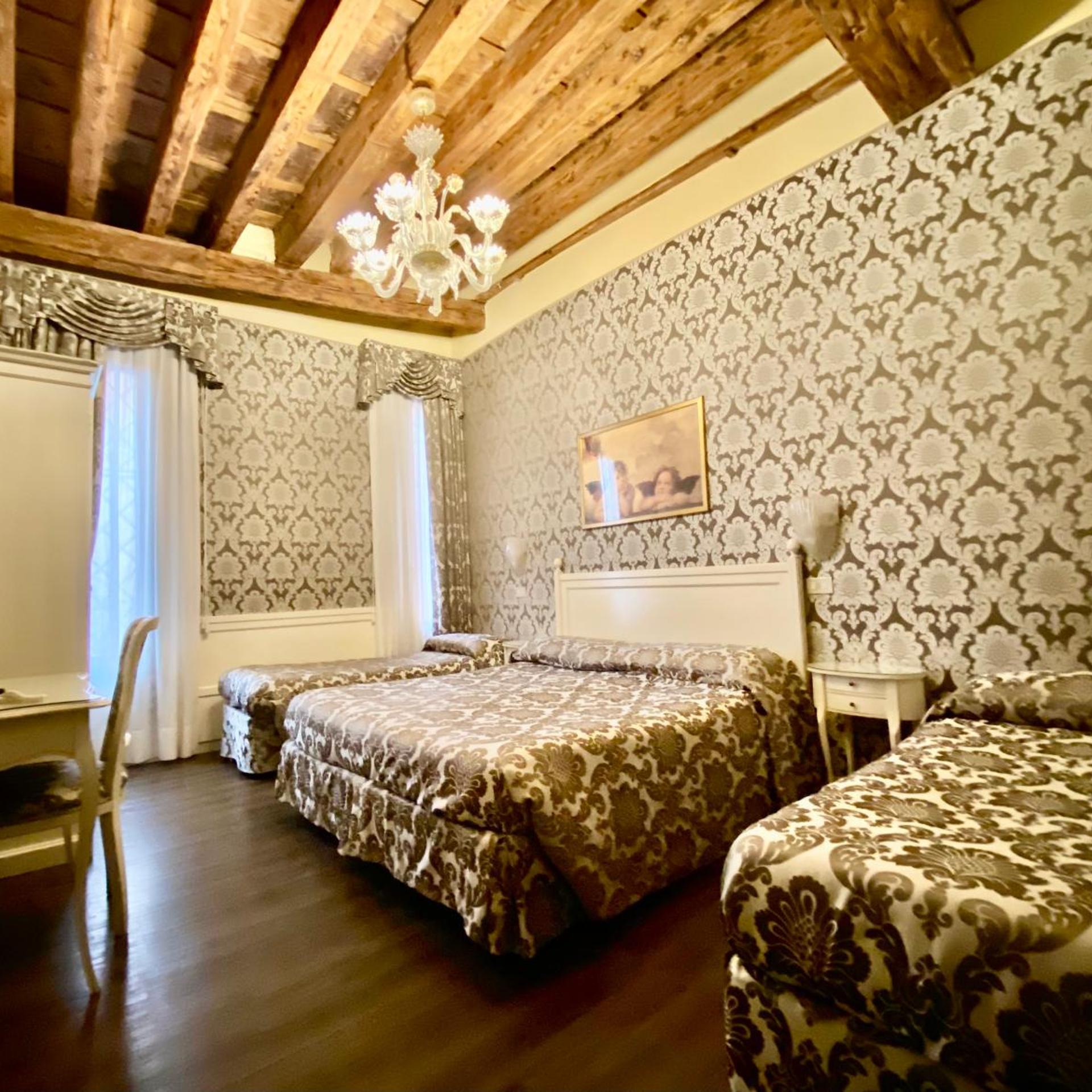 ROOM, QUADRUPLE