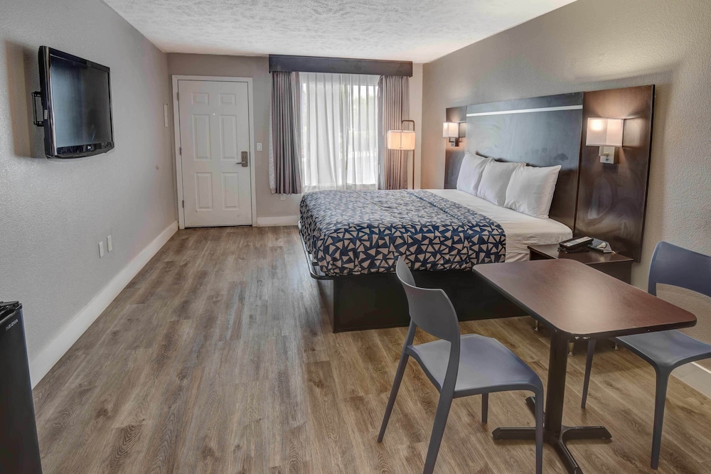 Econo Lodge Sevierville-Pigeon Forge on the River 20/25