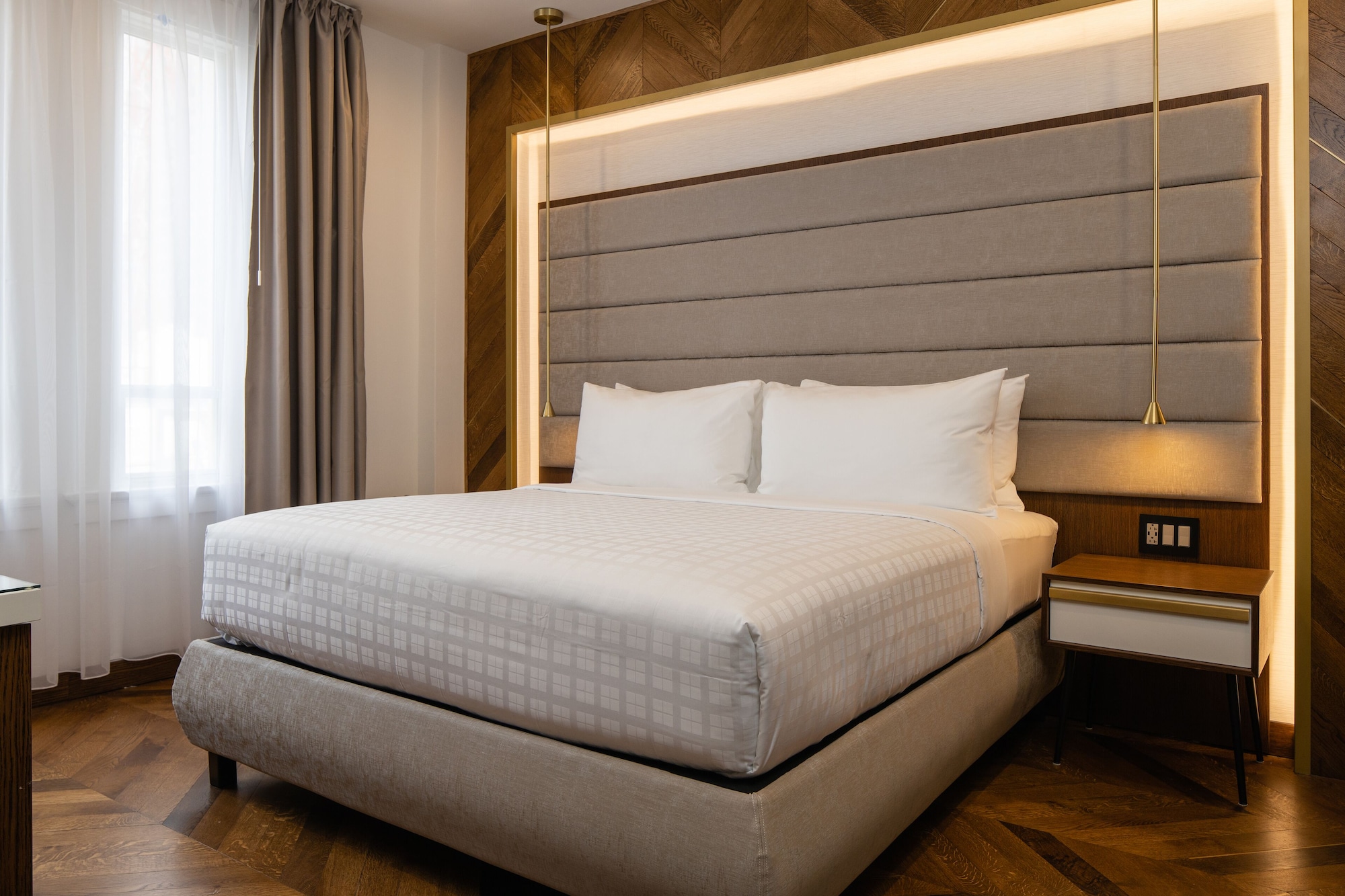 SUPERIOR, KING BED