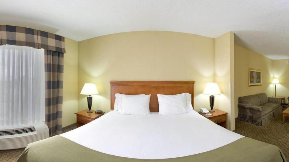 Holiday Inn Express Suites Greenwood 10/66