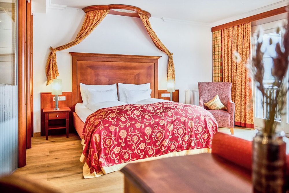 Deluxe, Suite, Queen Bed, Lake View, Balcony