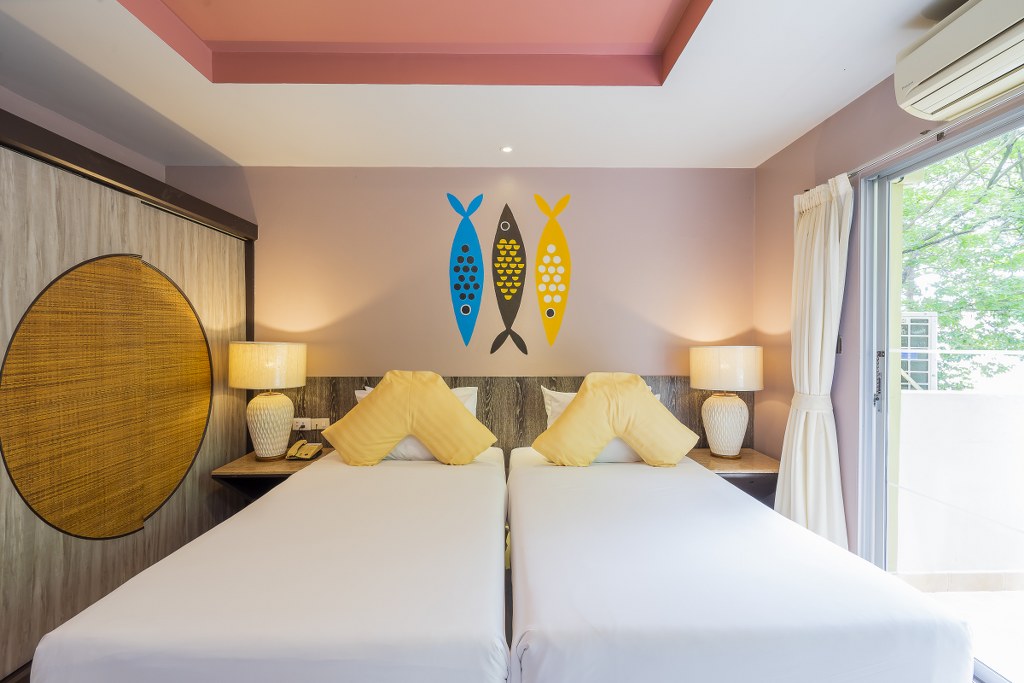 Room, Twin Beds, Pool View