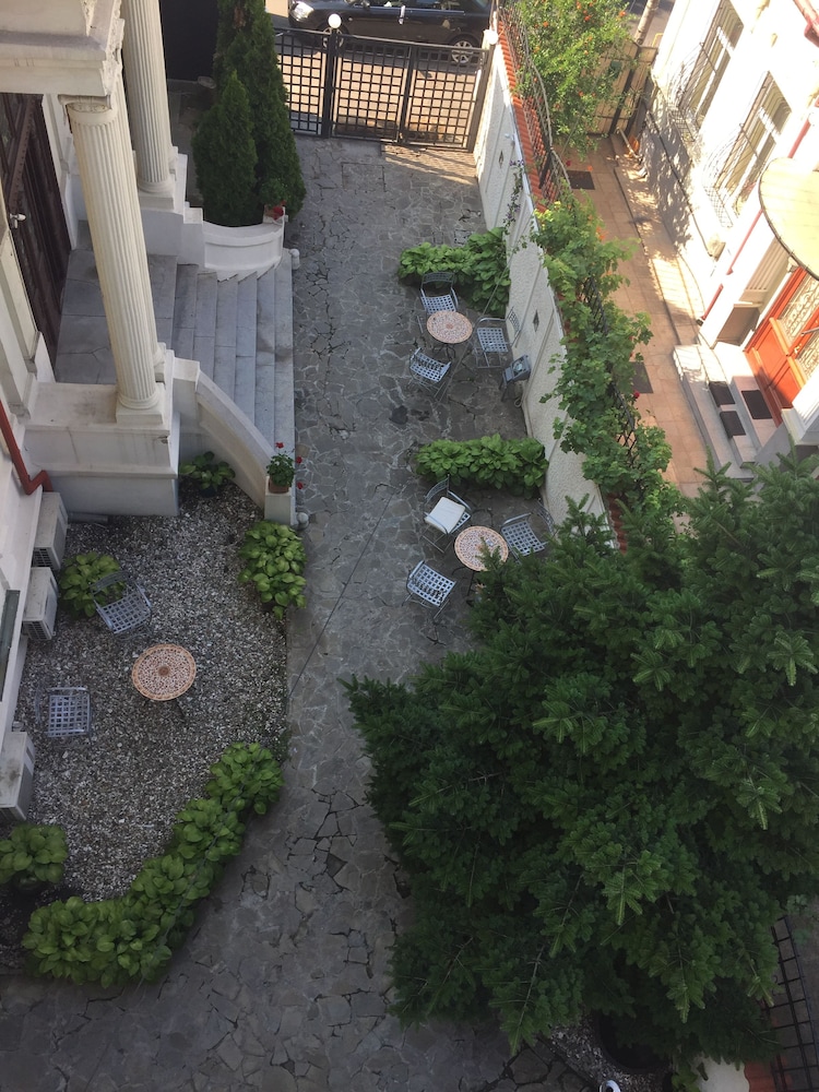 PRINCE RESIDENCE(FORMERLY VESUVIO PRICE RESIDENCE APARTHOTEL) 71/75