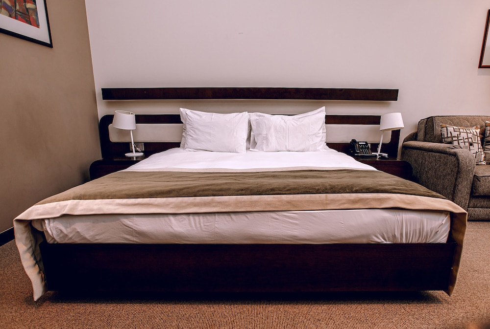 ZIRVE HOTEL 8/76