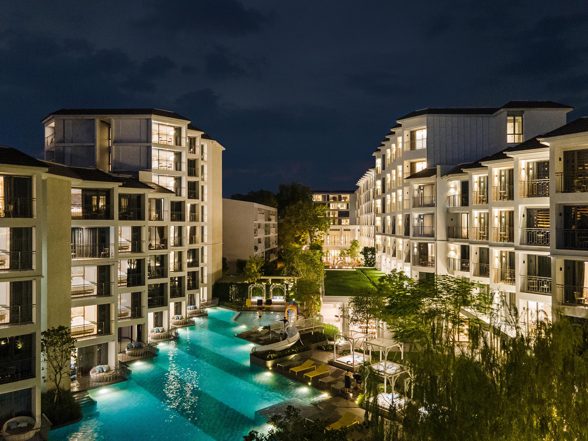 SUPERIOR SWIMMING POOL WITH BALCONY