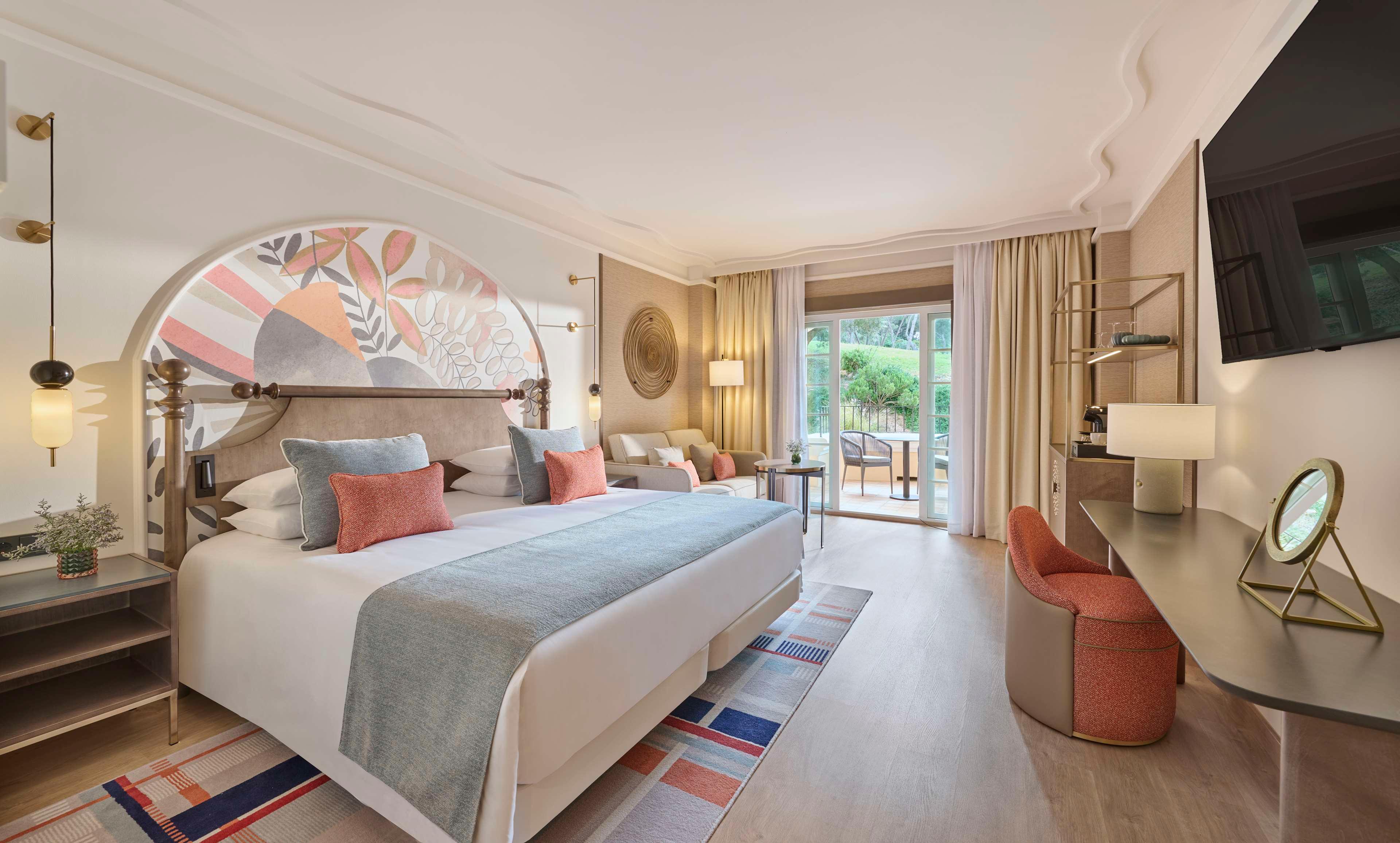 Room, King Bed, Golf Course View, Balcony