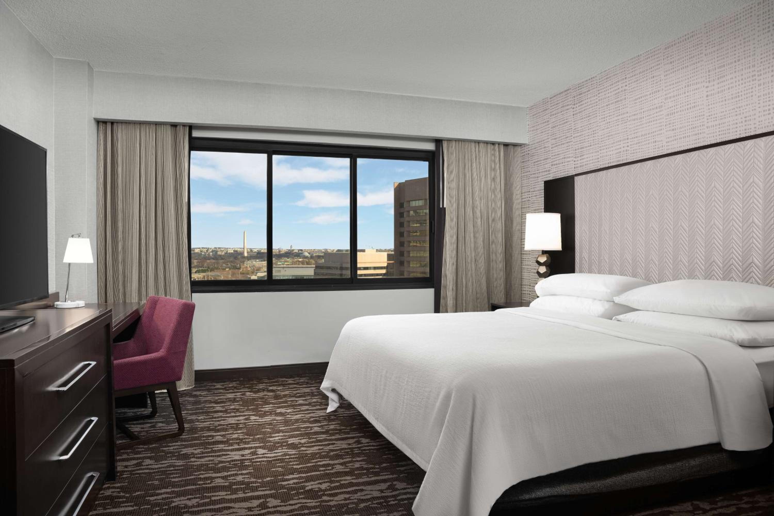 2 Rooms, Suite, King Bed, Statue View، Embassy Suites By Hilton Crystal City National Airport 2/7