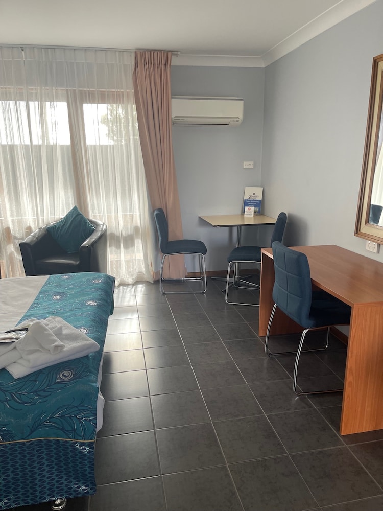 Town &amp; Country Motor Inn Forbes 18/30