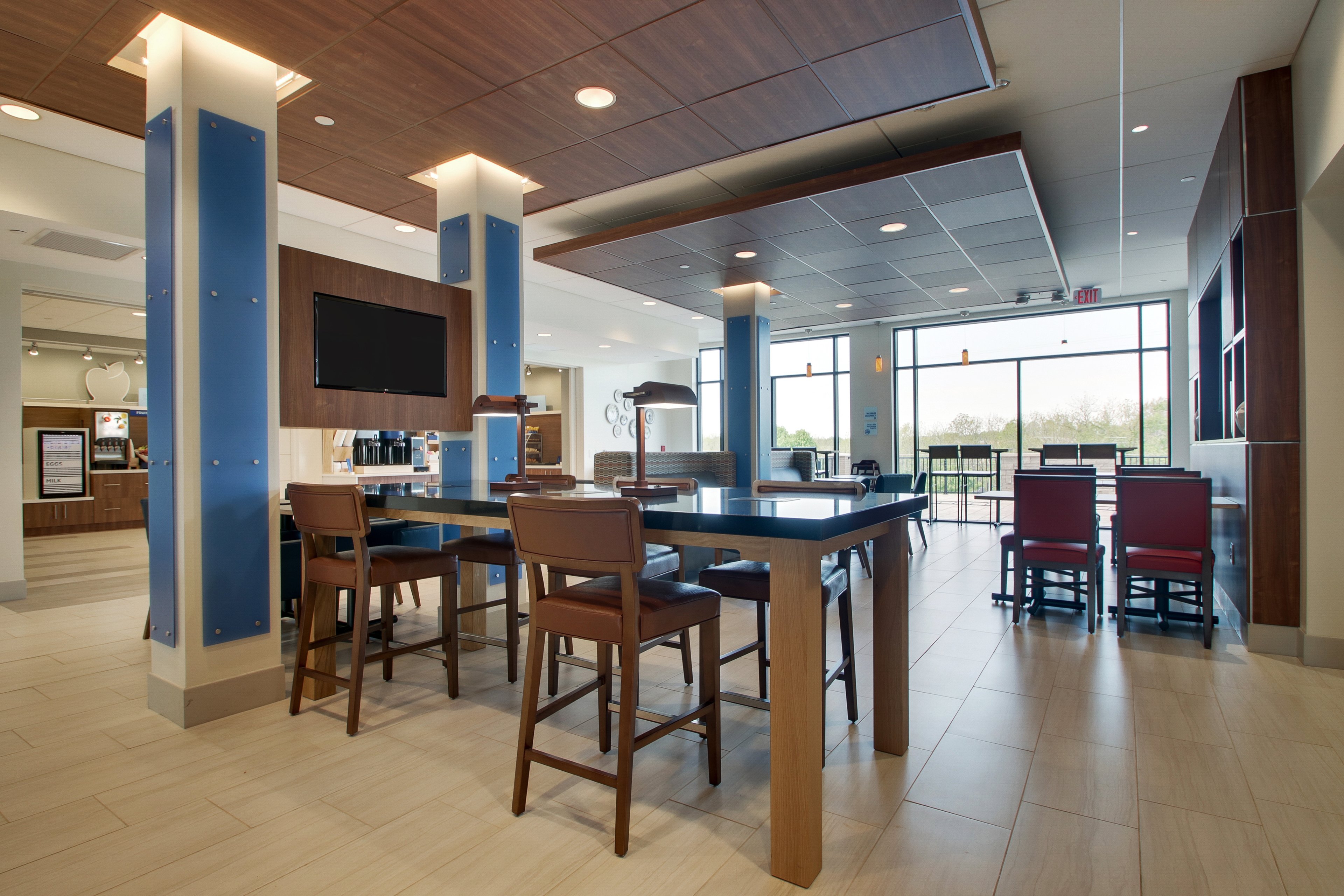 HOLIDAY INN EXPRESS & SUITES ELIZABETHTOWN NORTH 32/47