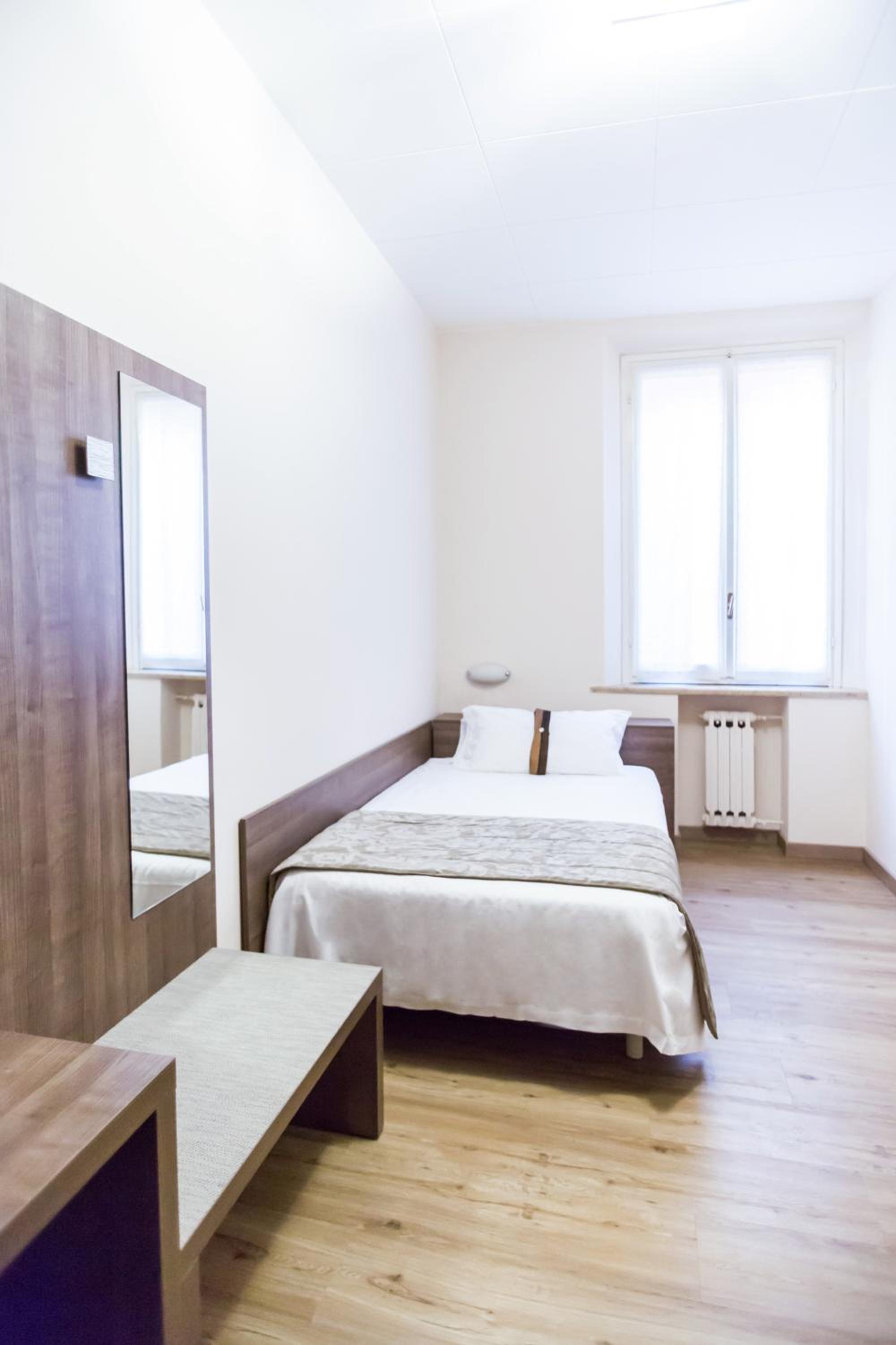 ROOM, SINGLE