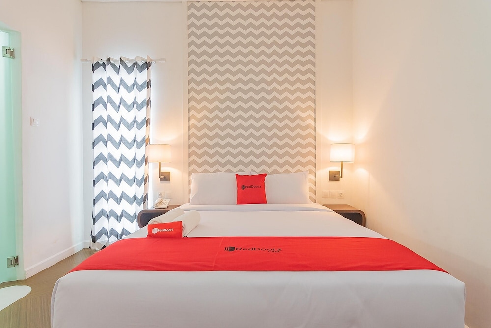 RedDoorz Premium @ Hotel Hebat 16/32