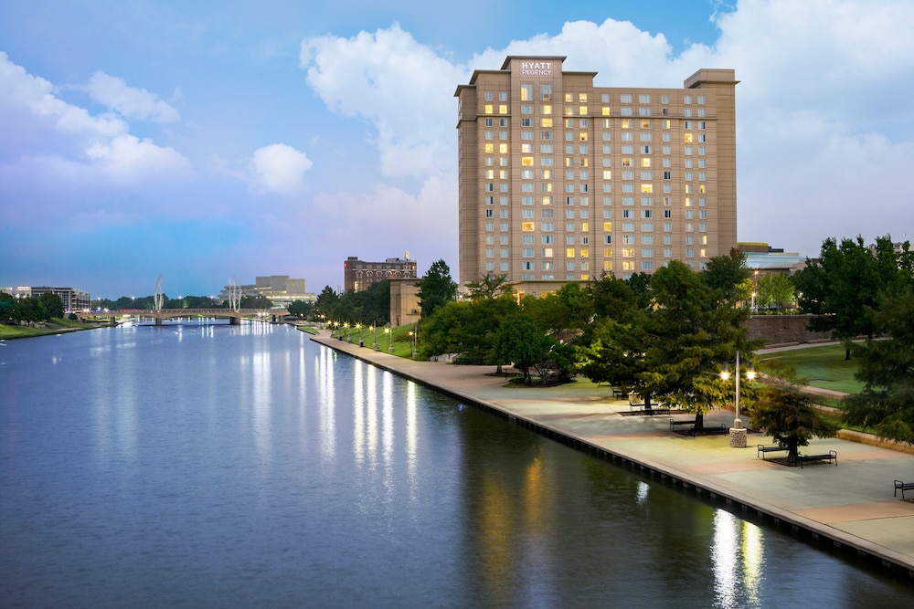 Hyatt Regency Wichita 10/80