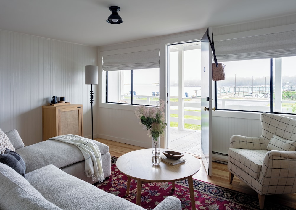 Bluebird Ocean Point Inn 25/47
