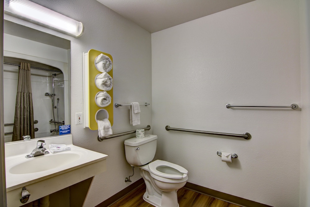 Econo Lodge Menomonie WI 10/15