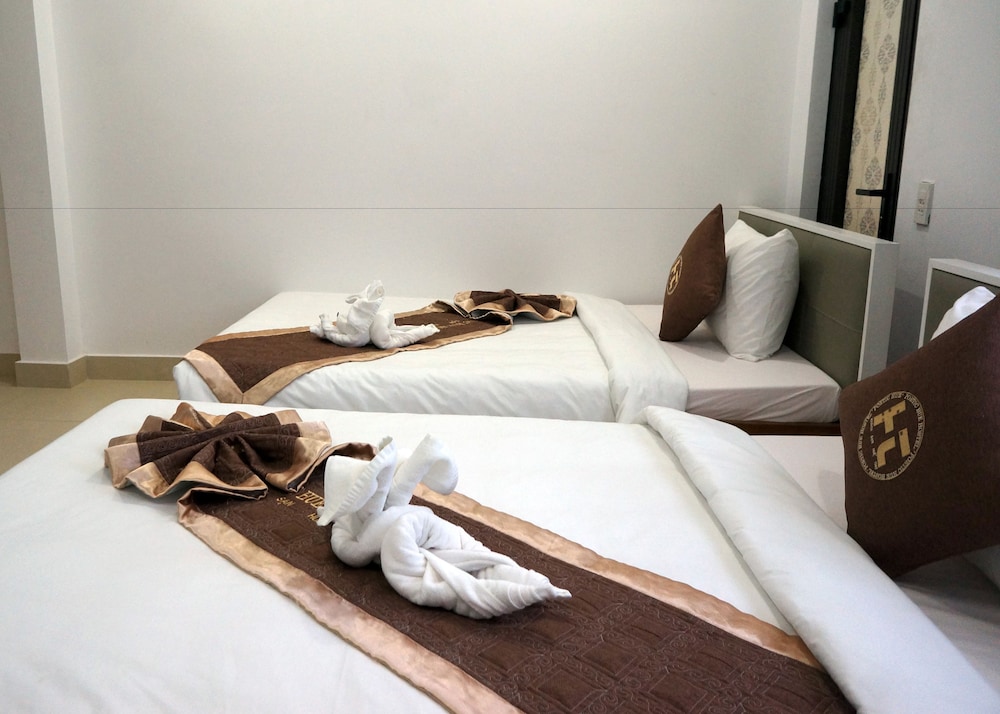 Poetic Hue Hotel 33/50
