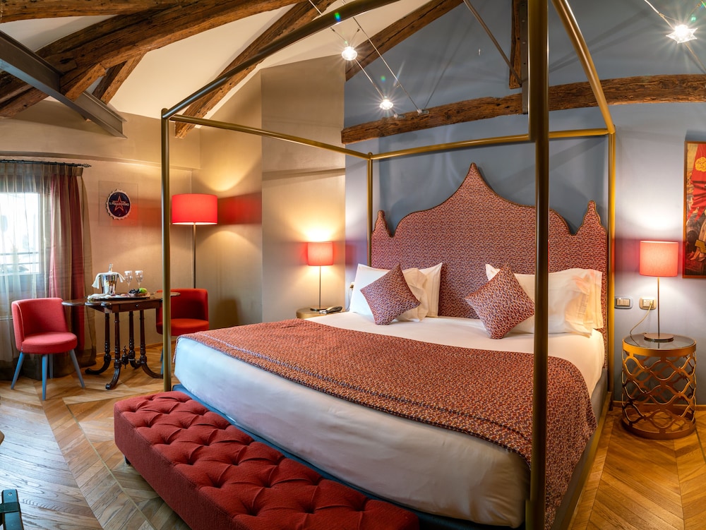 DELUXE, DOUBLE BED, CANAL VIEW