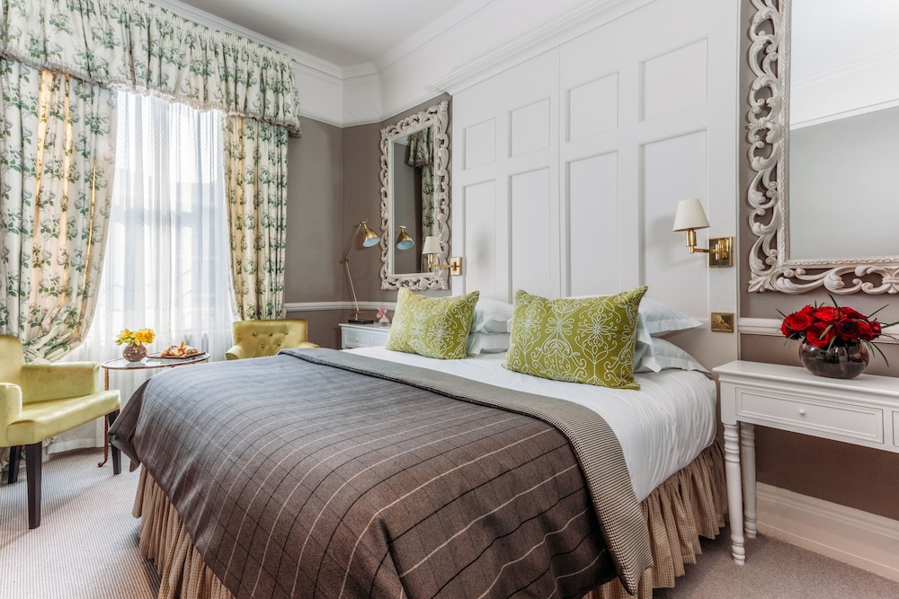 No 11 Cadogan Gardens Hotel 10/82