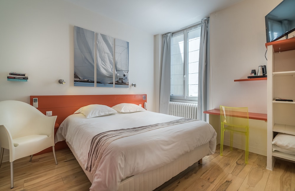 Hotel La Marine 7/45