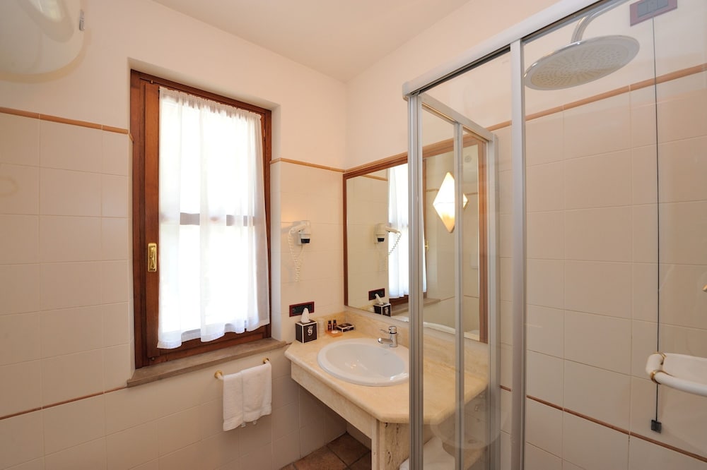 Guesia Village Hotel 76/78