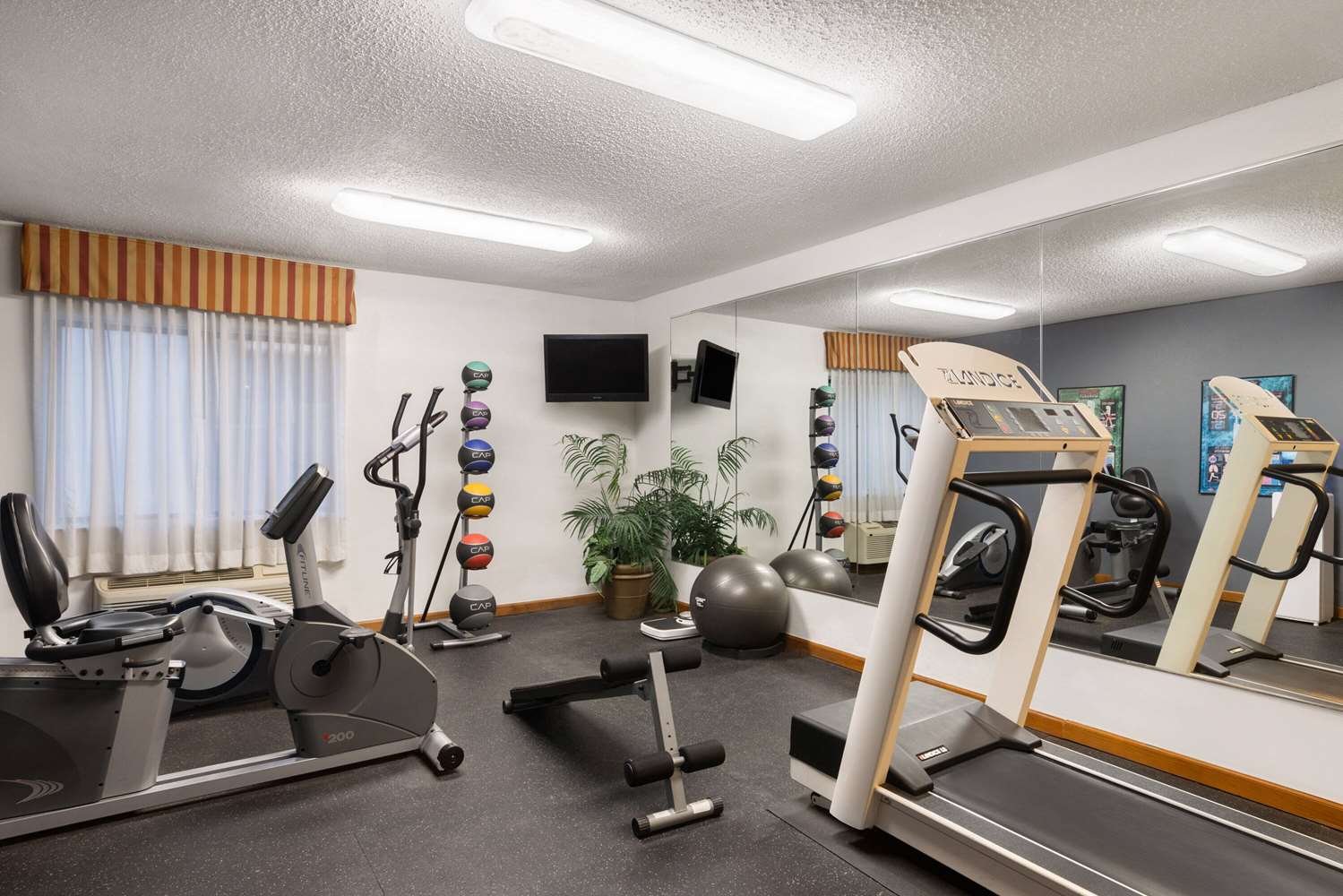 Days Inn & Suites By Wyndham Kansas City South 23/43