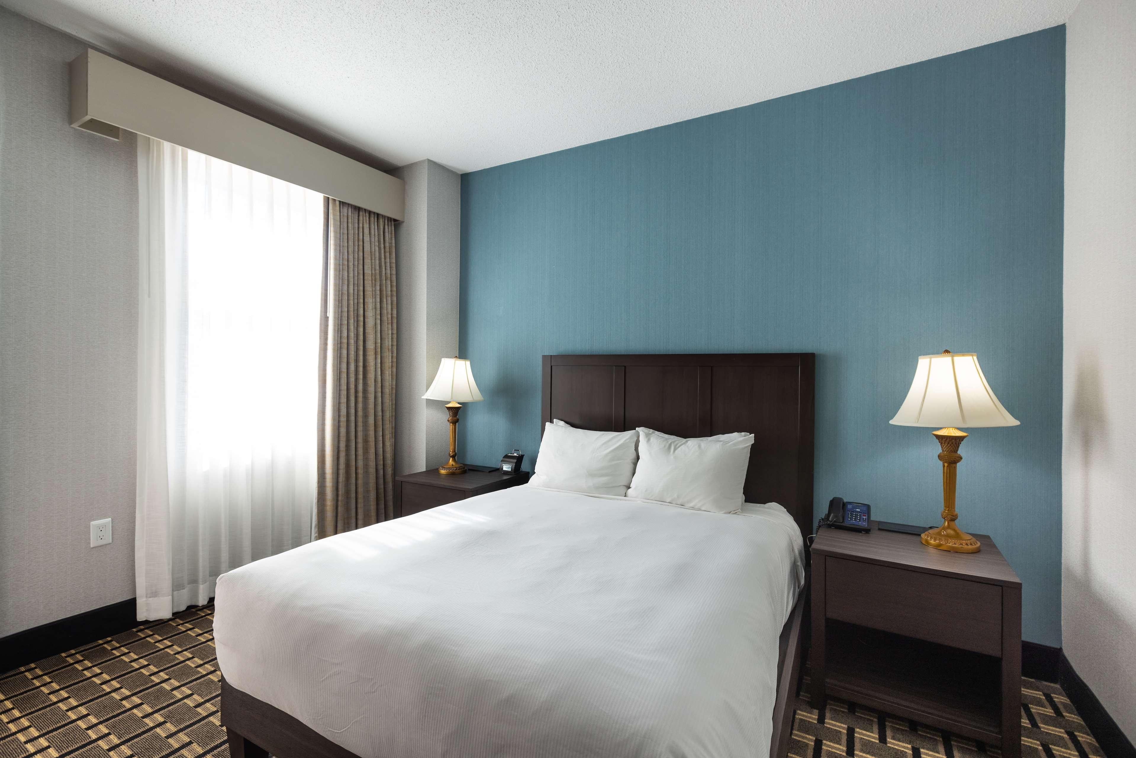 ROOM, QUEEN BED