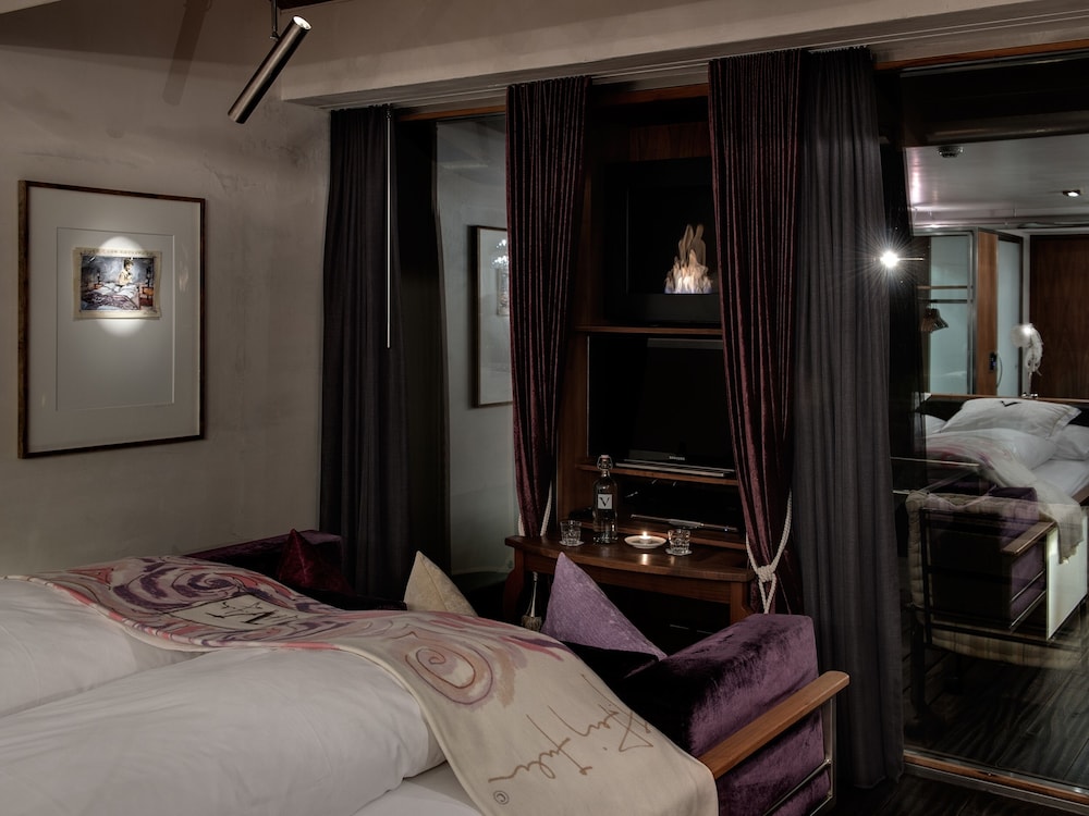 Backstage Hotel 11/48