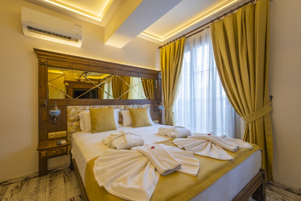 SUITE, HOT TUB, CORNER
