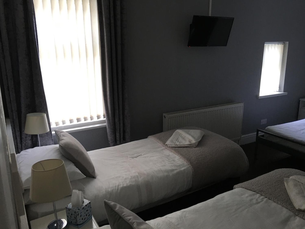 Glenheath Hotel 10/49