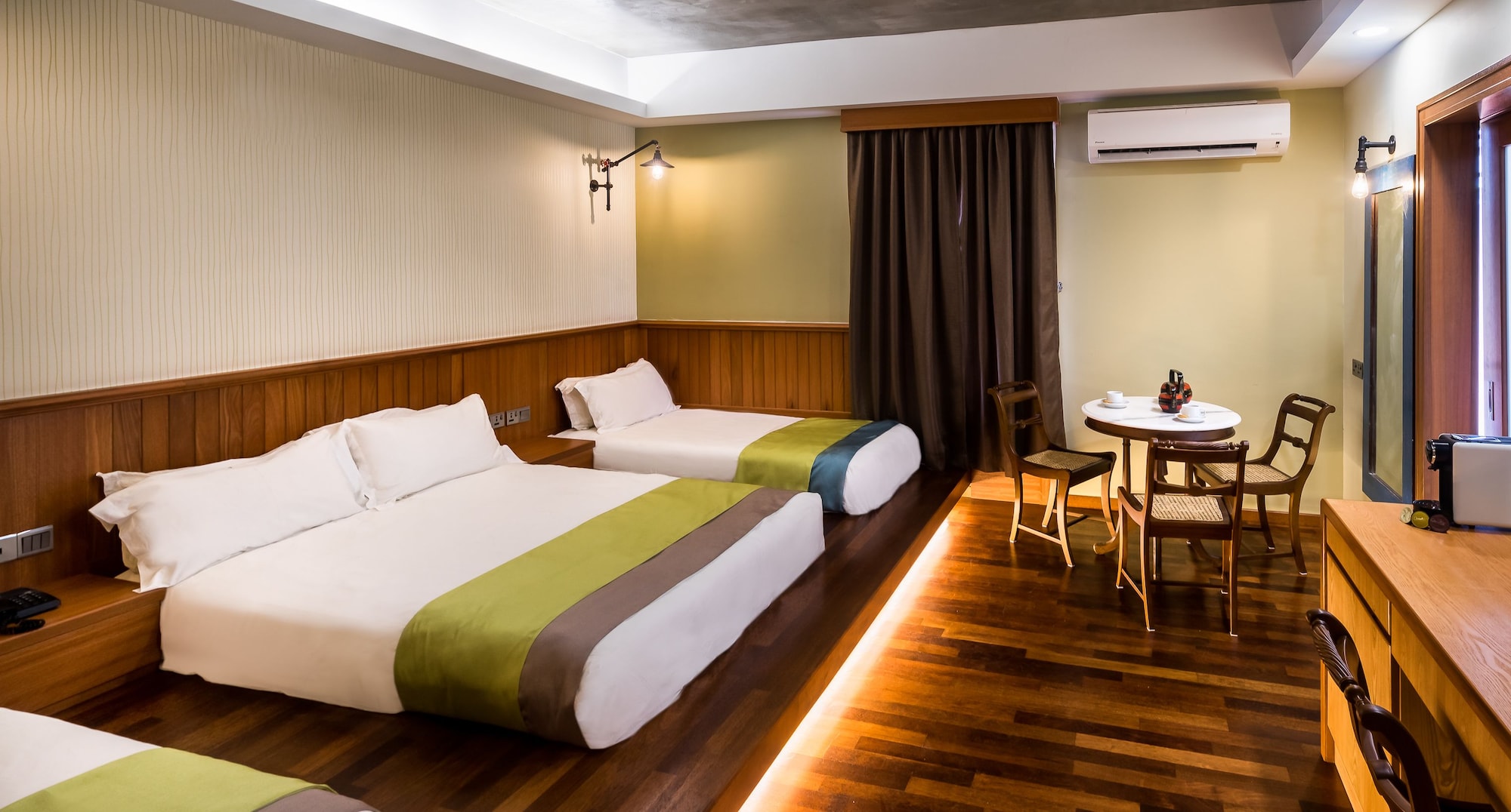 GRAND, QUADRUPLE, MULTIPLE BEDS, BATHTUB