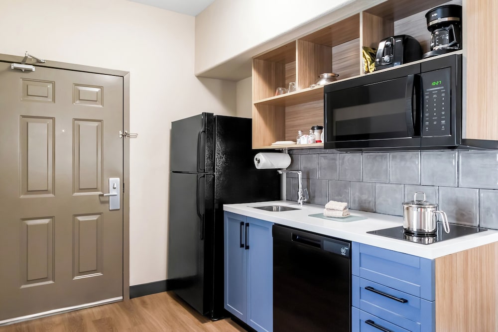 Studio, Suite, Queen Bed, Candlewood Suites Victoria 5/5