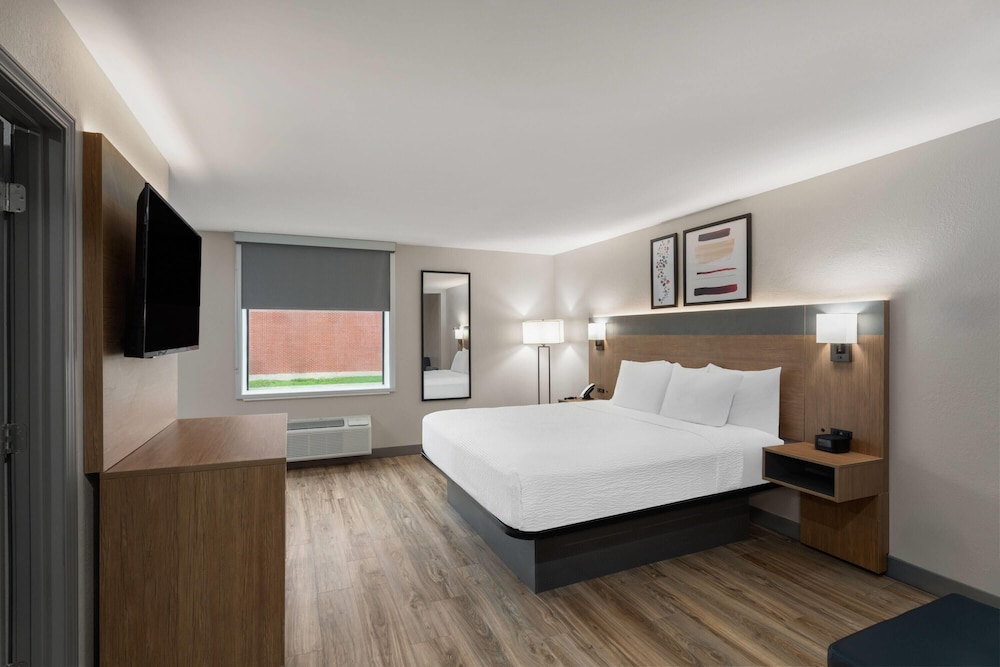 SUITE, KING BED, SOFA, KITCHENETTE