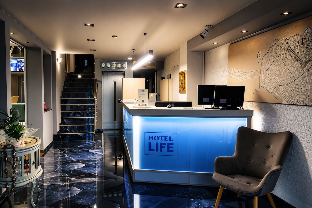 Life Hotel 7/61