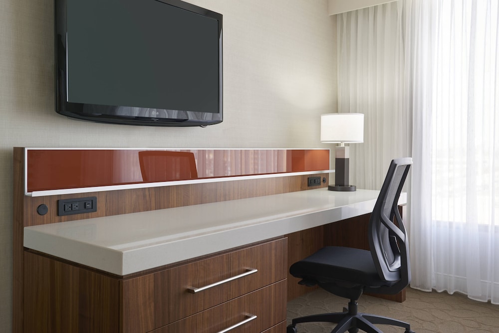 Delta Hotels by Marriott Toronto Airport & Conference Centre 30/32