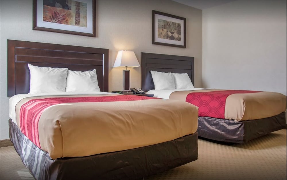 Econo Lodge Winnipeg 8/40