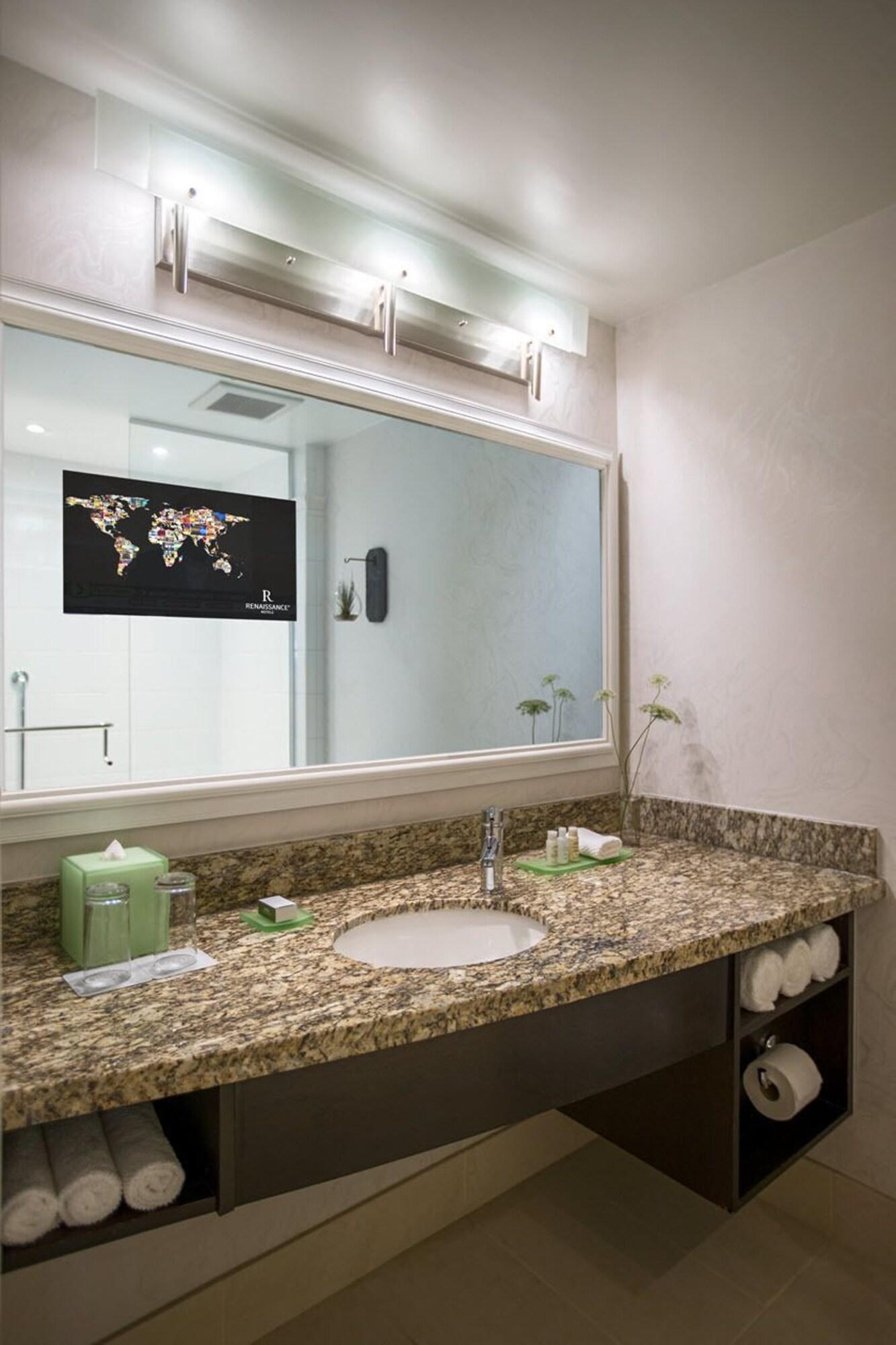 غرفة بسرير مزدوج لذوي الإعاقة، Renaissance Raleigh North Hills Hotel 4/4