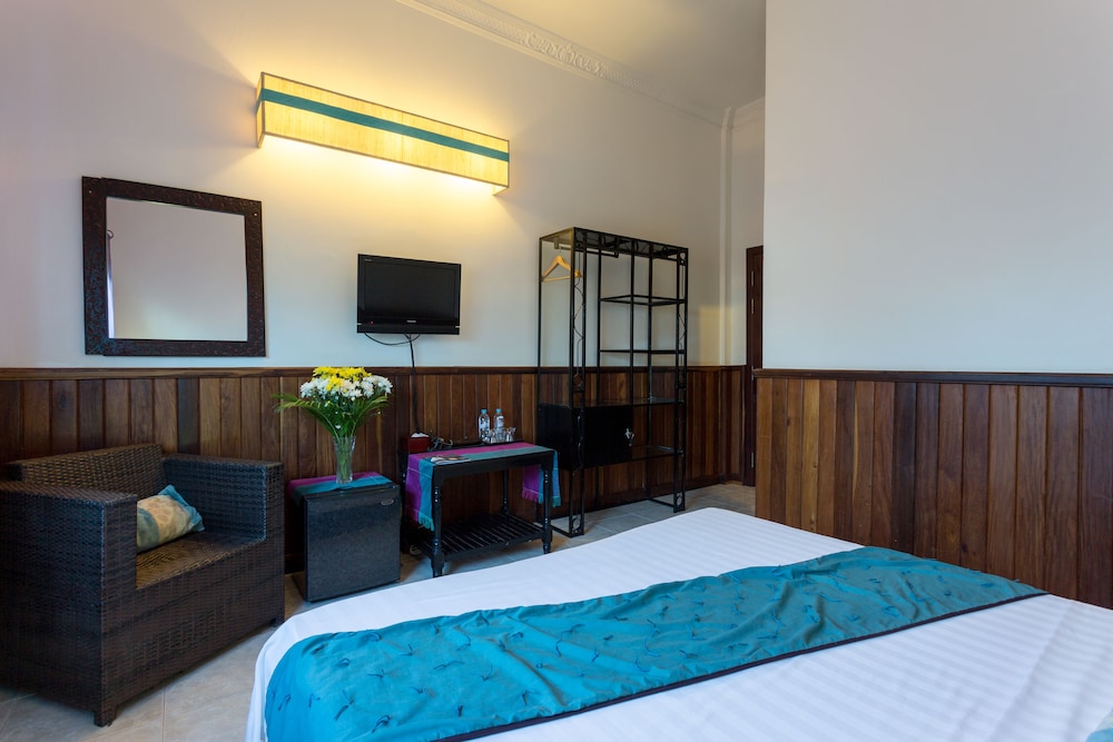 Le Tigre Hotel 12/48