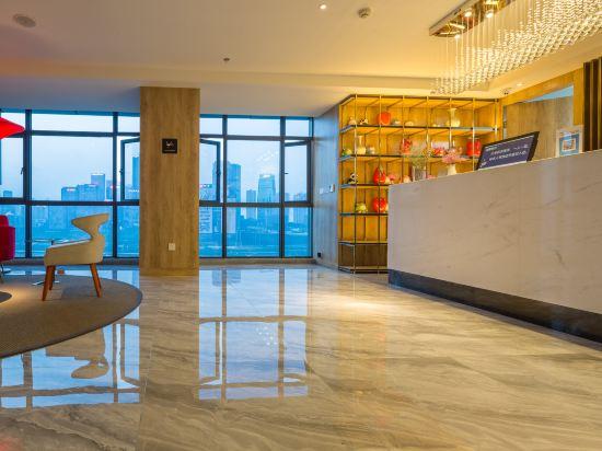 Chonpines Hotel (Chongqing Jiefangbei Hongyadong) 67/73