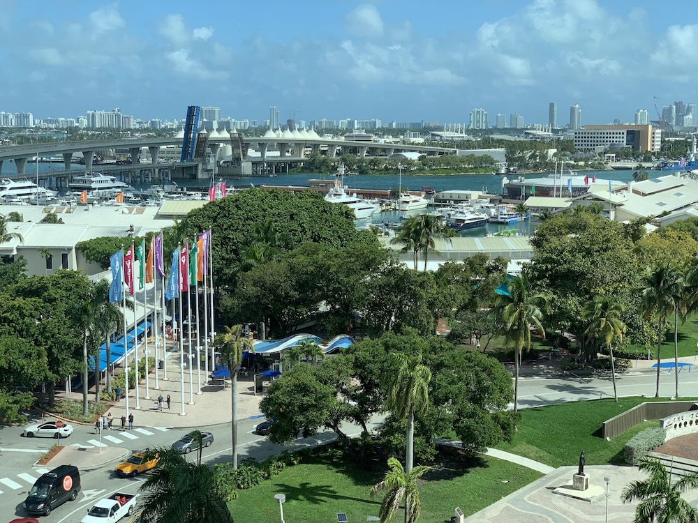 Holiday Inn Port of Miami Downtown Hotel 32/73