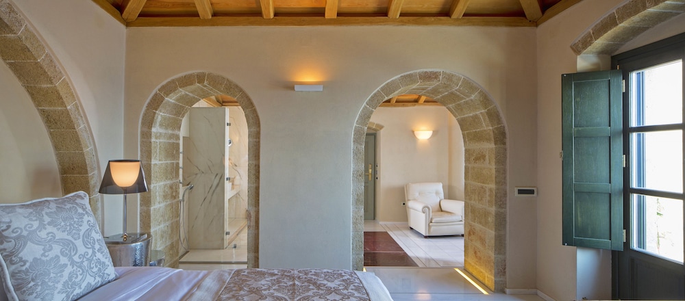 Moni Emvasis Luxury Suites 30/70