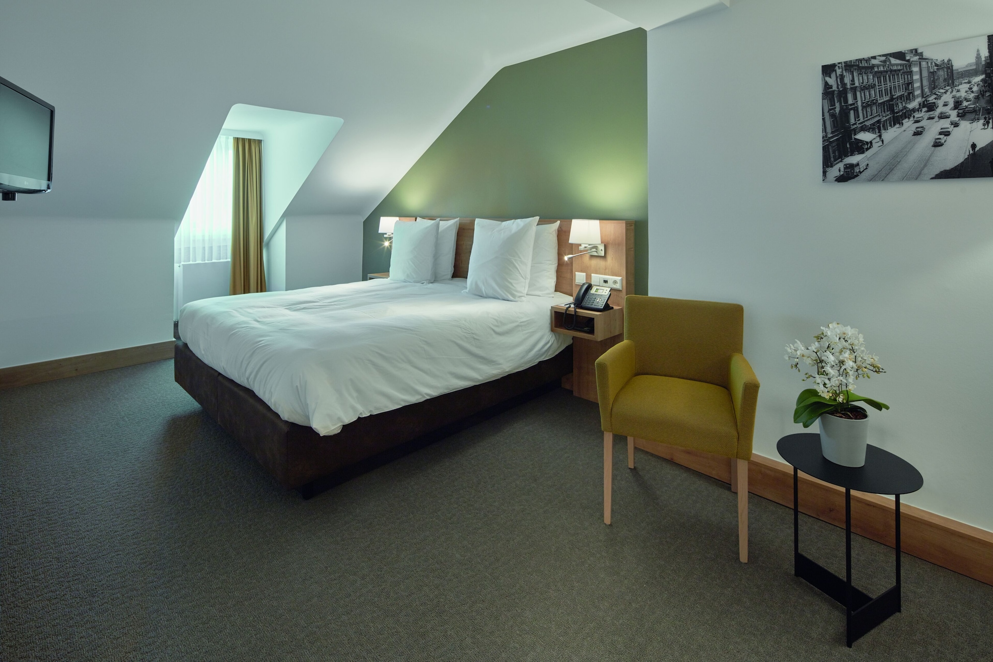 SUPERIOR, QUEEN BED