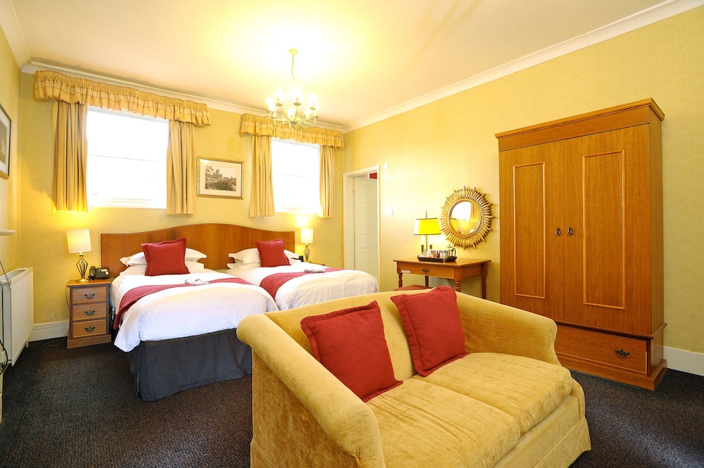 The Royal Hotel 25/68